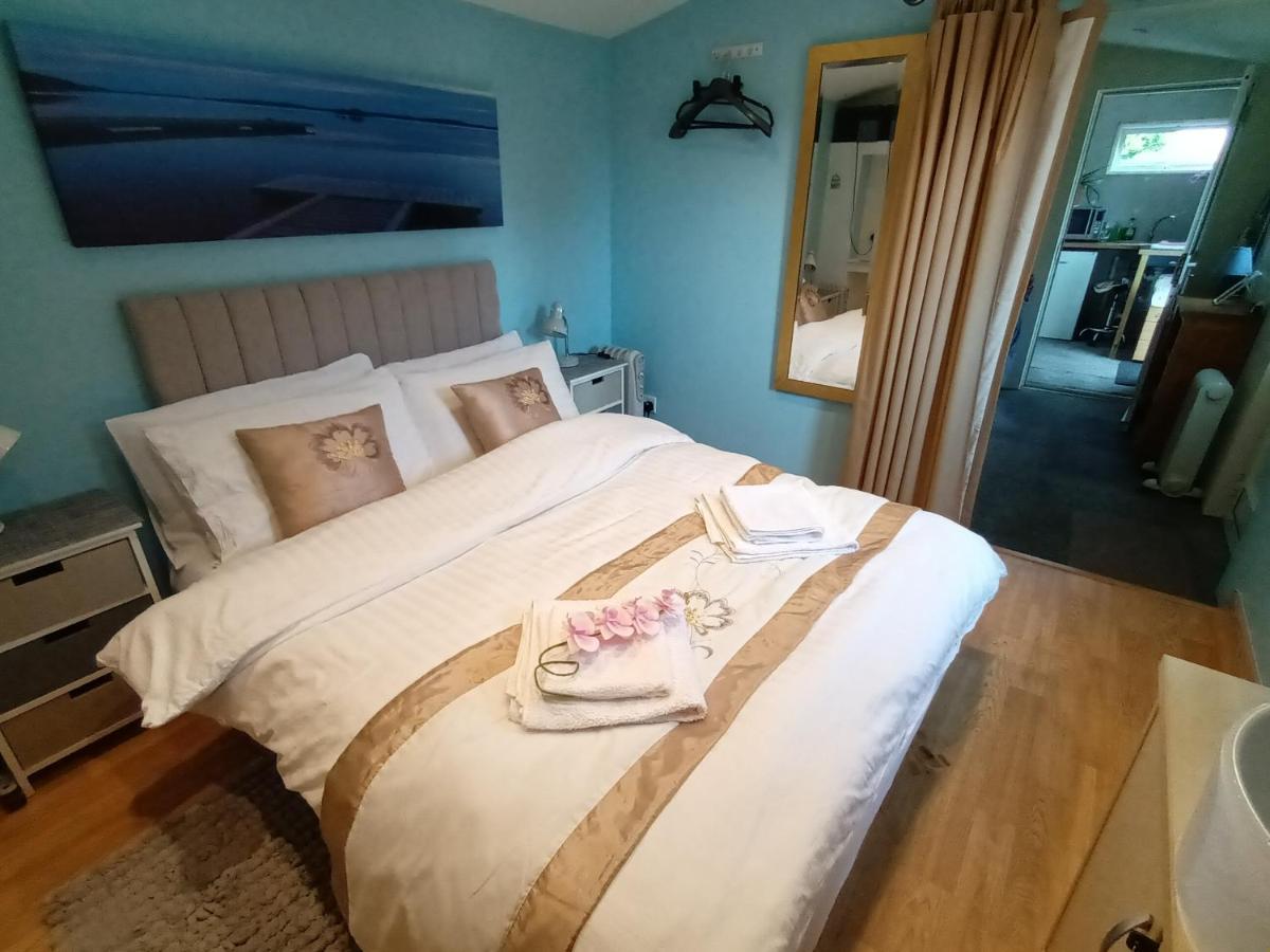 וויטני Private Suite In Oxfordshire, A40 מראה חיצוני תמונה